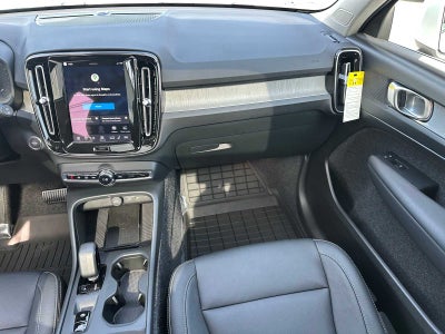 2025 Volvo XC40 Core Bright Theme