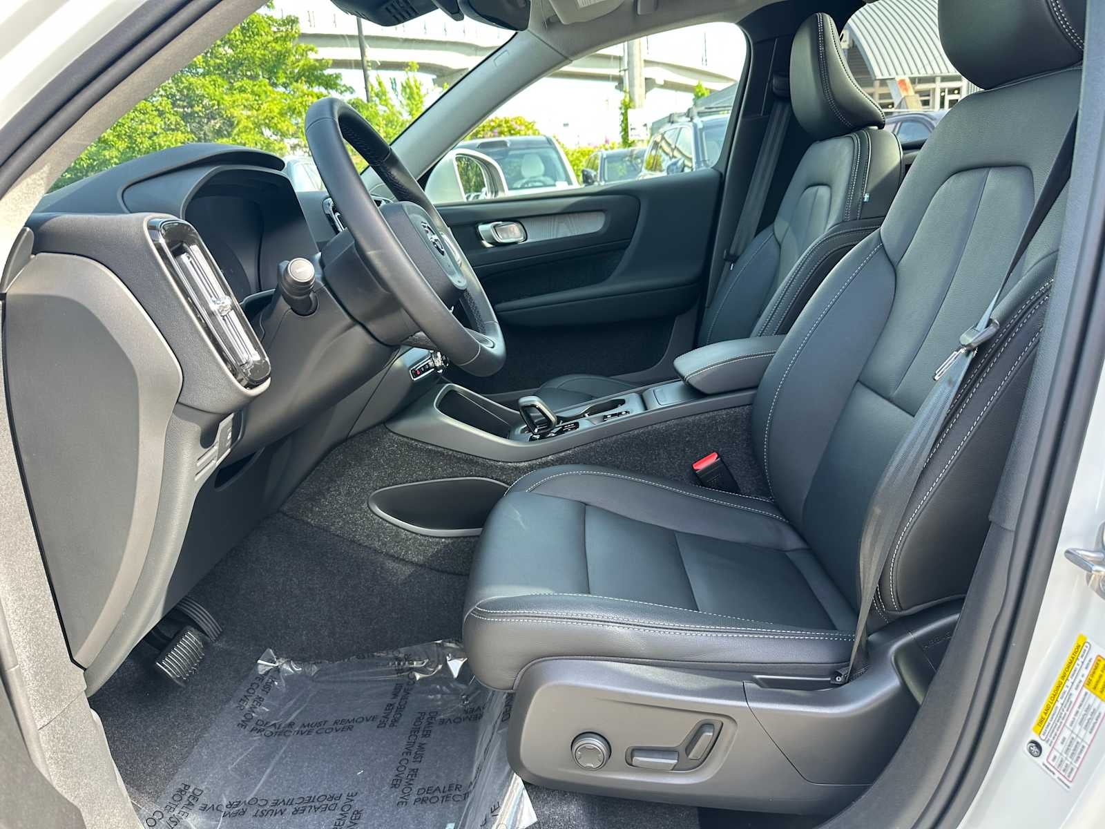 2025 Volvo XC40 Core Bright Theme