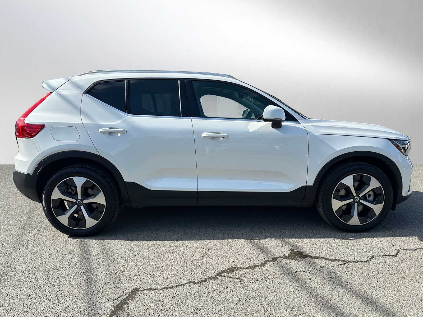 2025 Volvo XC40 Core Bright Theme