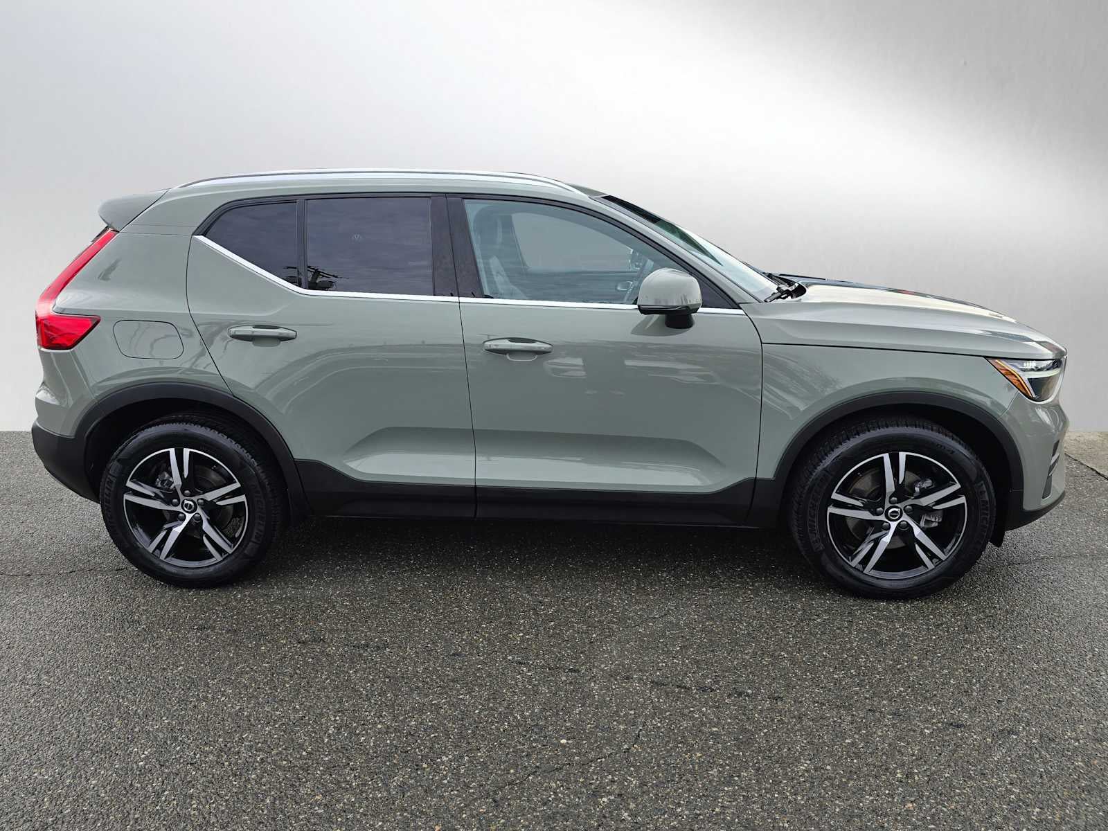 2025 Volvo XC40 Core Bright Theme