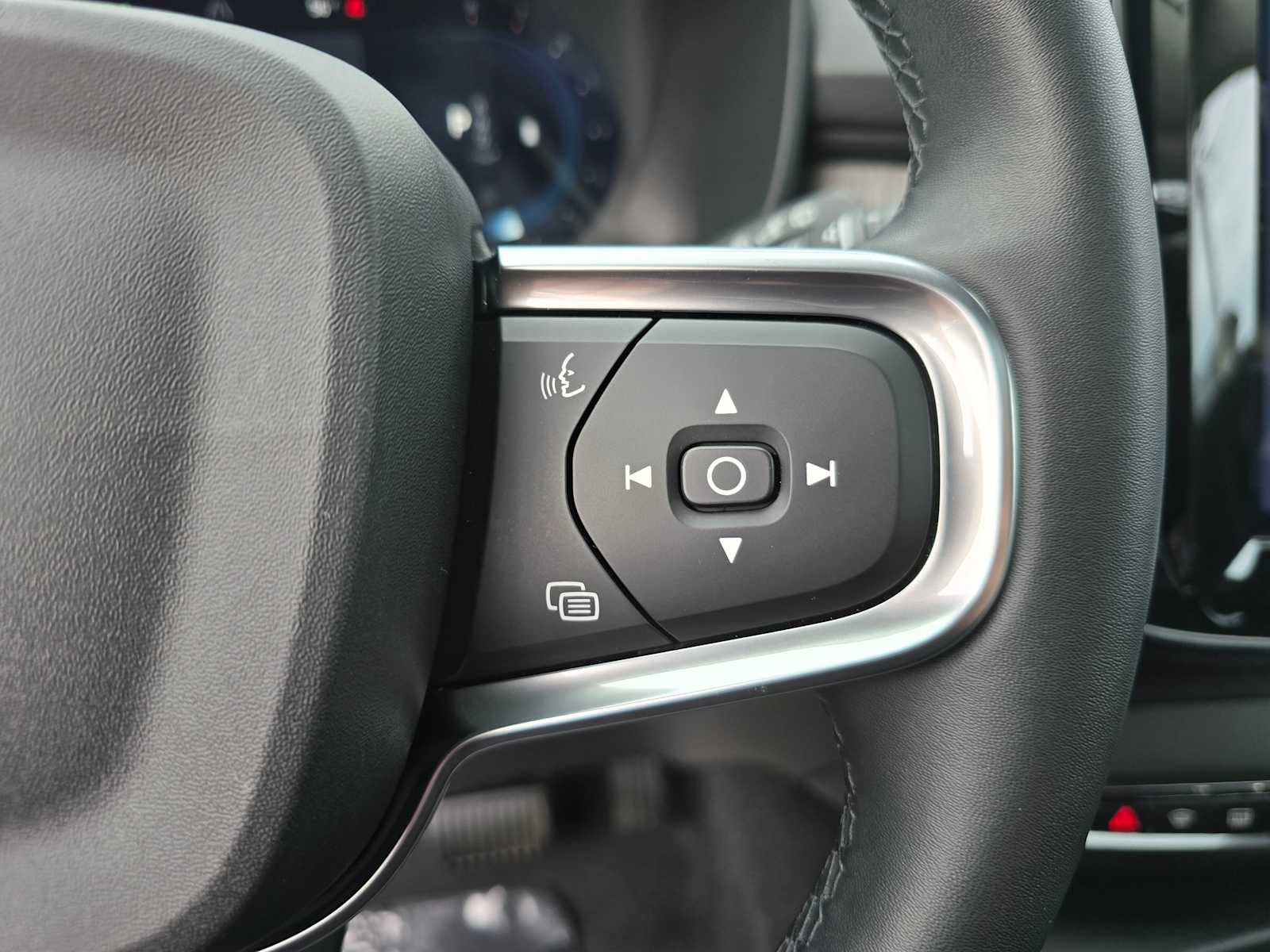 2025 Volvo XC40 Core Bright Theme