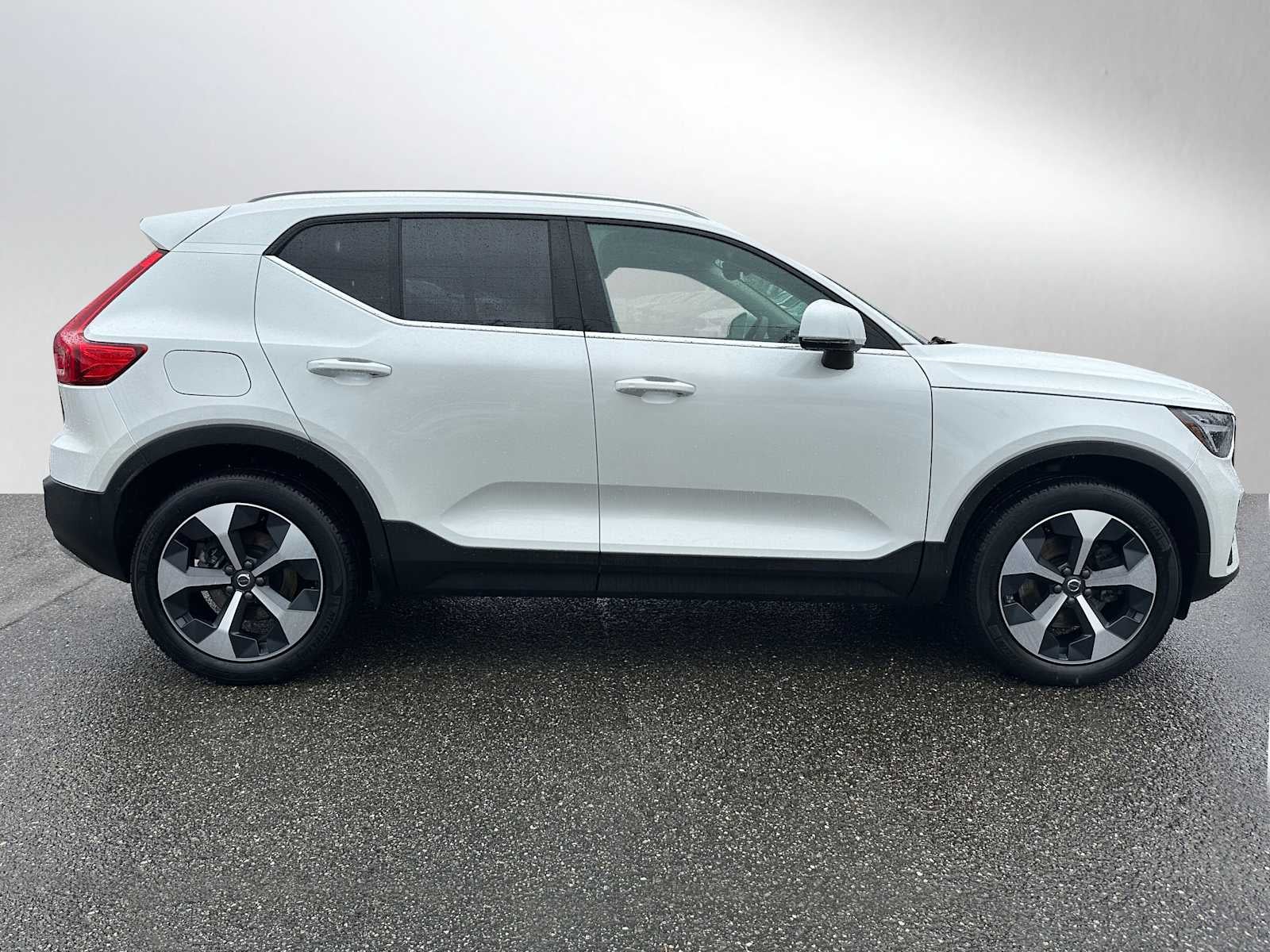 2025 Volvo XC40 Core Bright Theme