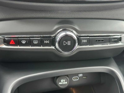 2025 Volvo XC40 Core Bright Theme