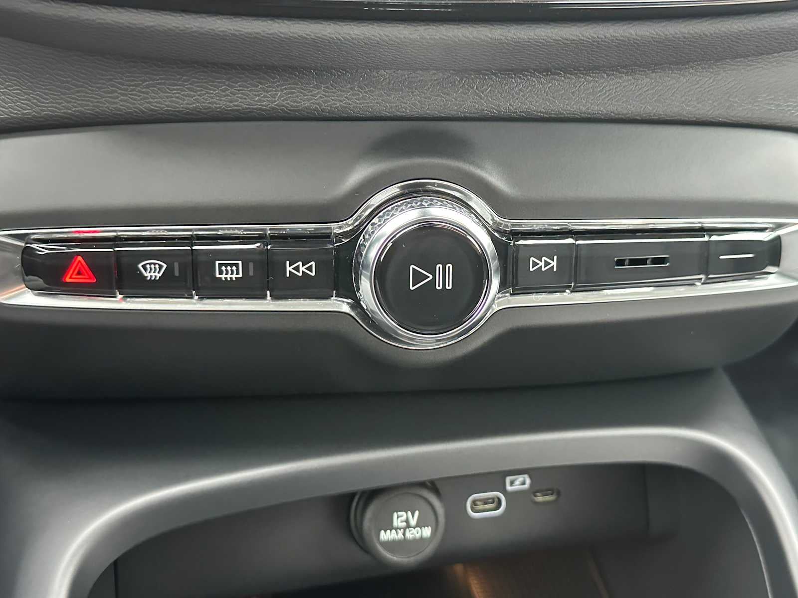 2025 Volvo XC40 Core Bright Theme