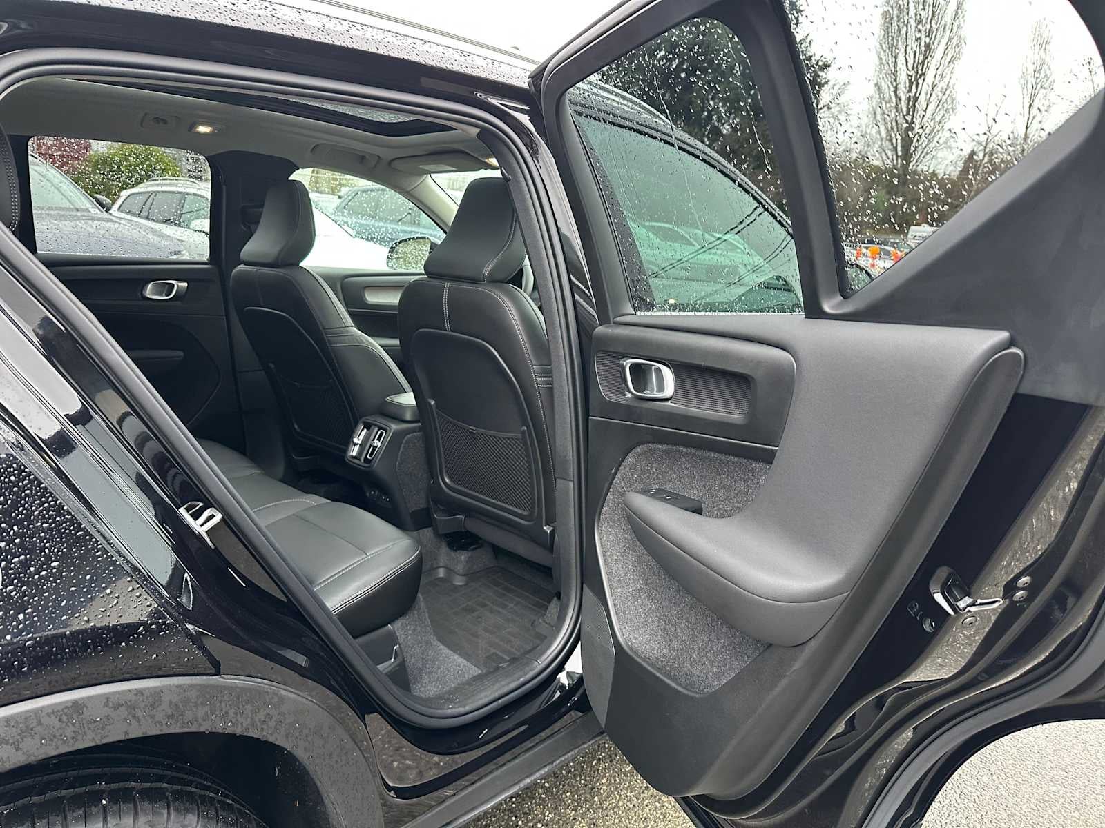 2025 Volvo XC40 Core Bright Theme