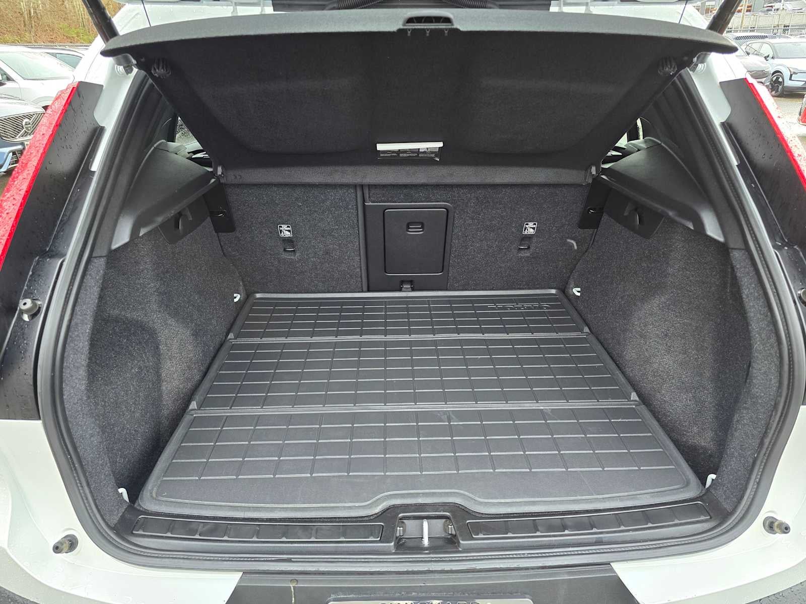 2024 Volvo XC40 Core Dark Theme