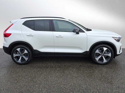 2024 Volvo XC40 Core Dark Theme