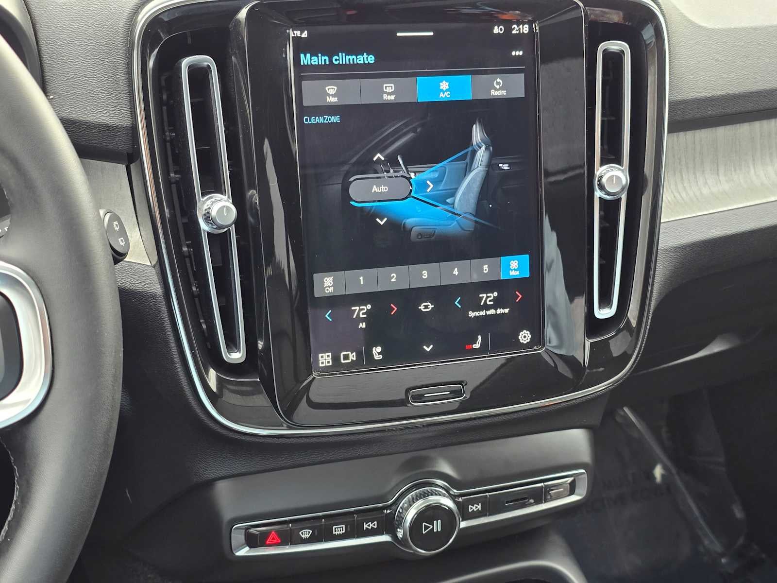 2024 Volvo XC40 Core Dark Theme