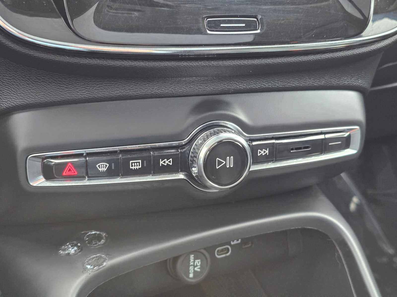 2024 Volvo XC40 Core Dark Theme