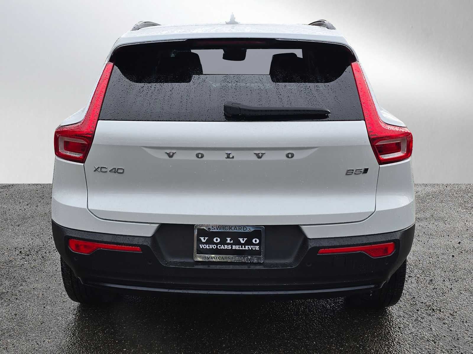 2024 Volvo XC40 Core Dark Theme