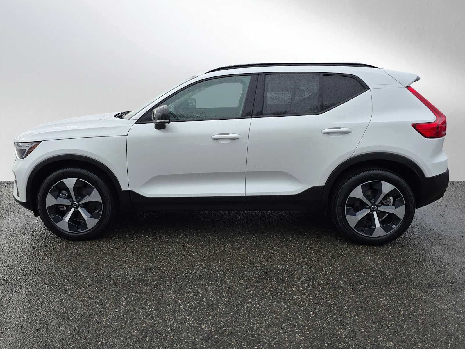 2024 Volvo XC40 Core Dark Theme