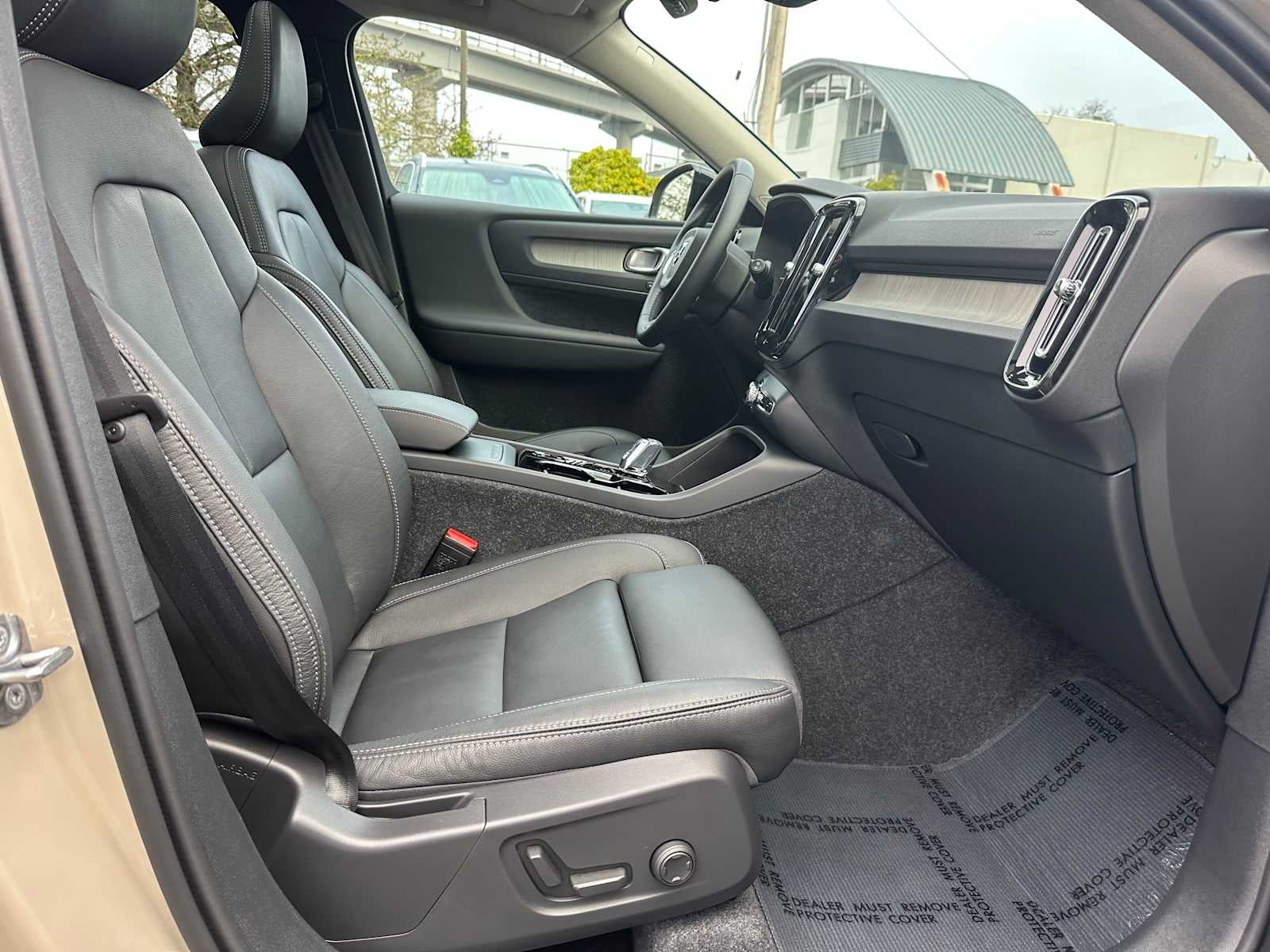 2025 Volvo XC40 Ultra Dark Theme