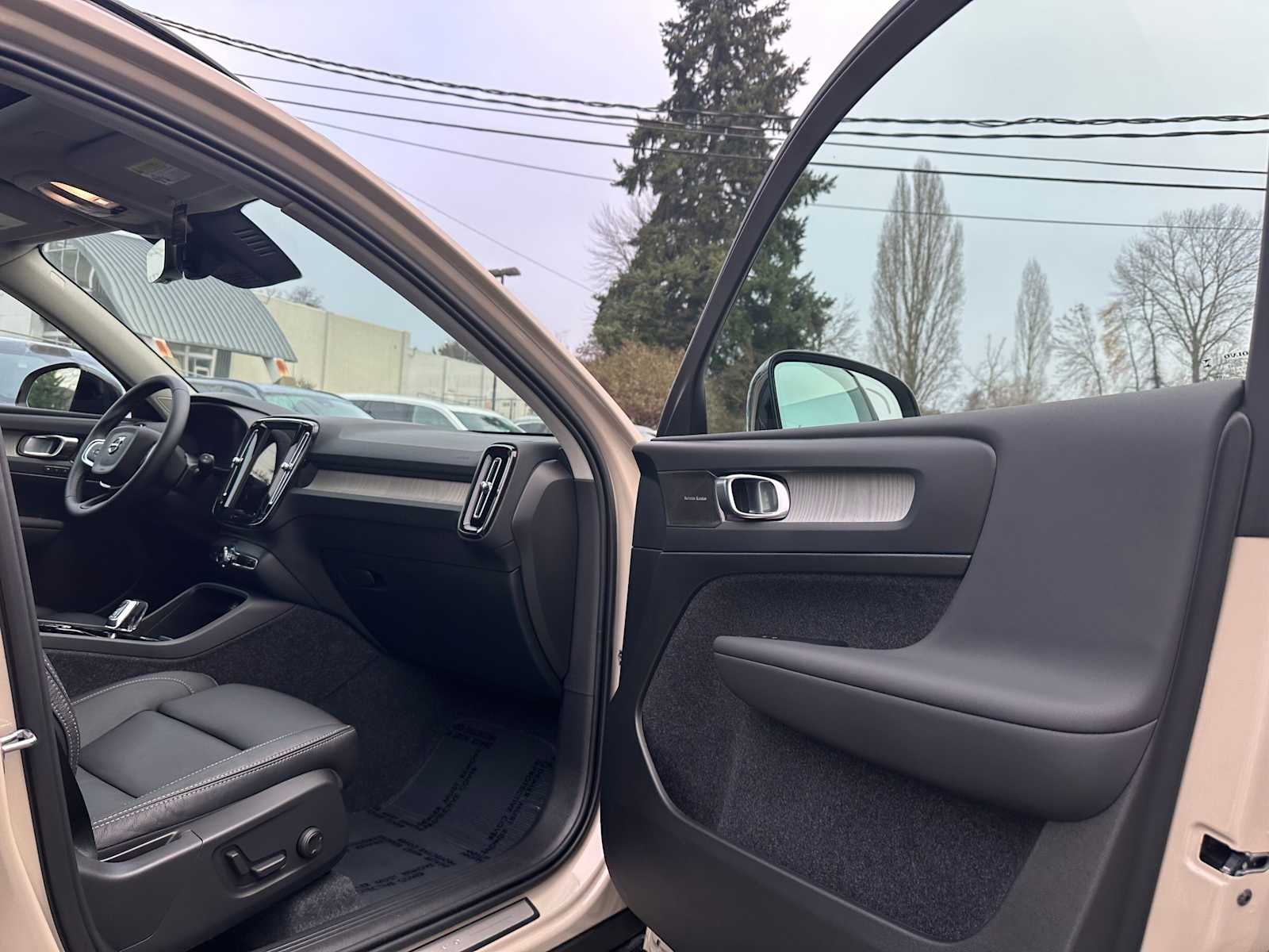 2025 Volvo XC40 Ultra Dark Theme
