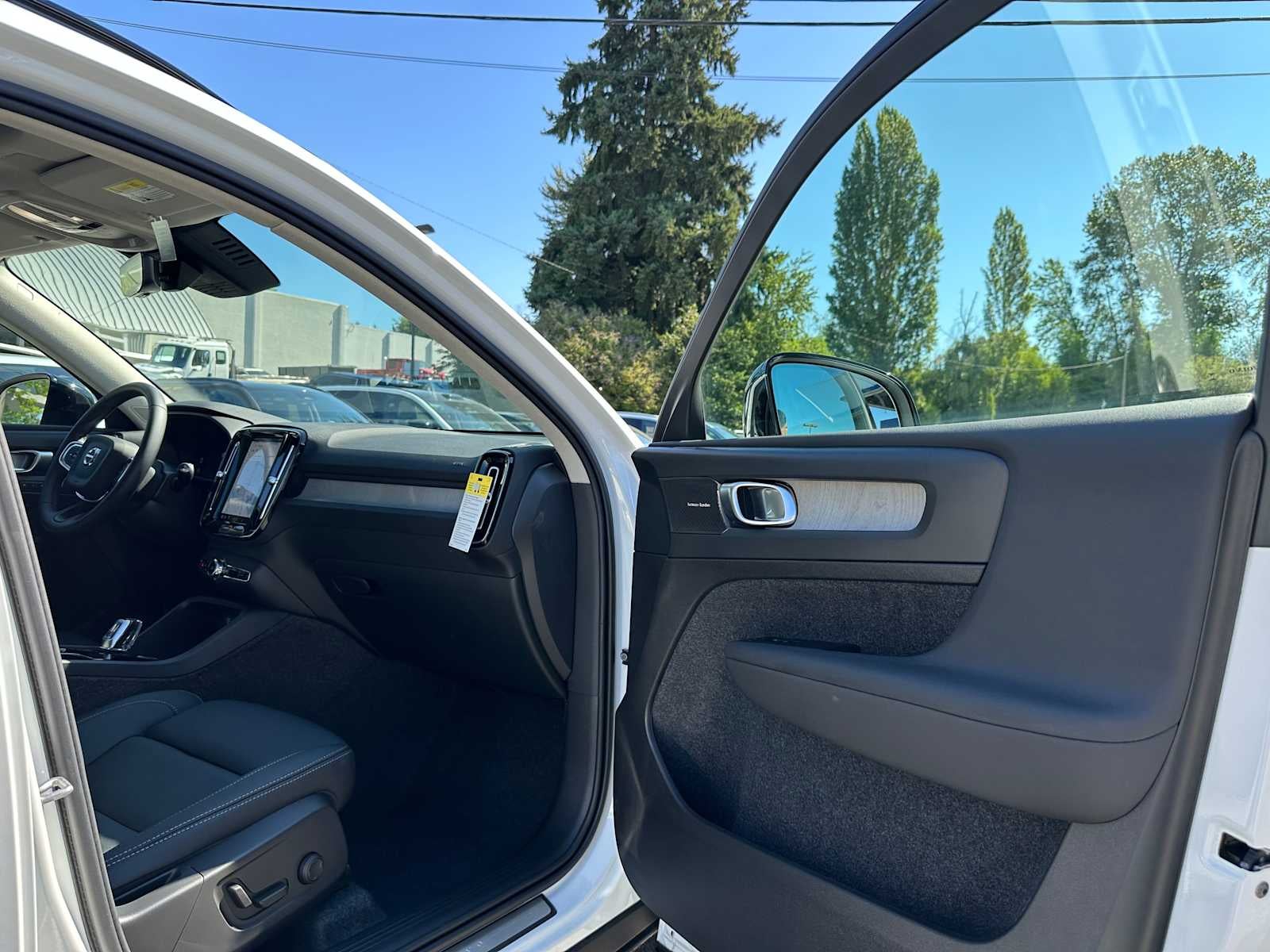 2025 Volvo XC40 Ultra Dark Theme