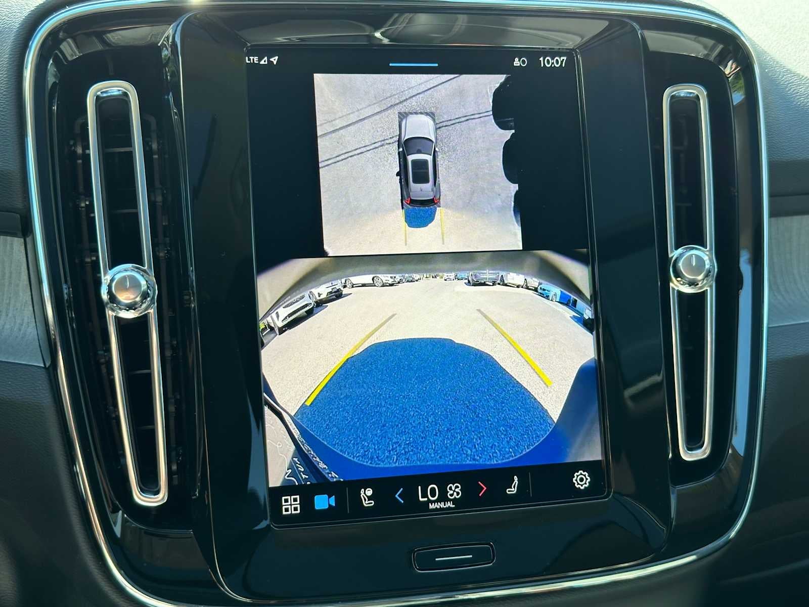 2025 Volvo XC40 Ultra Dark Theme