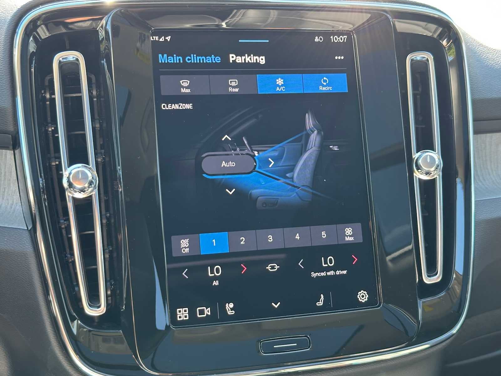 2025 Volvo XC40 Ultra Dark Theme