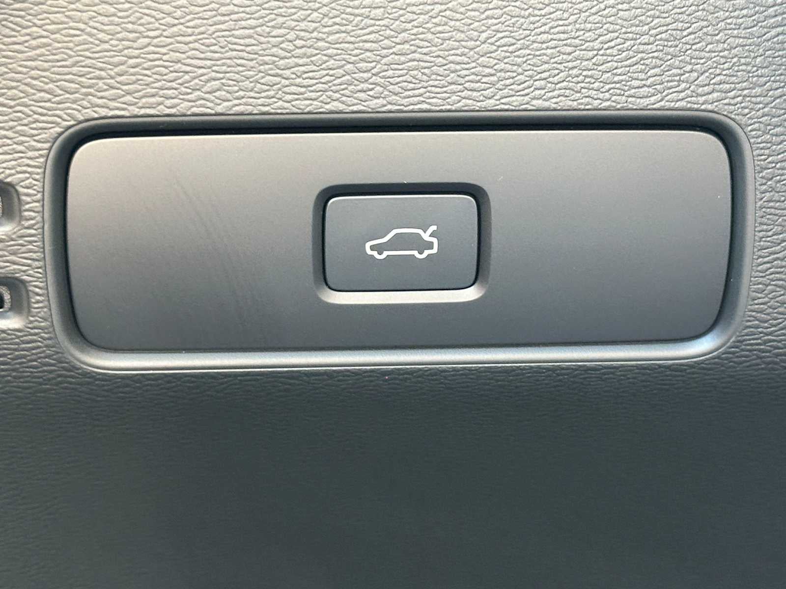 2025 Volvo XC40 Ultra Dark Theme