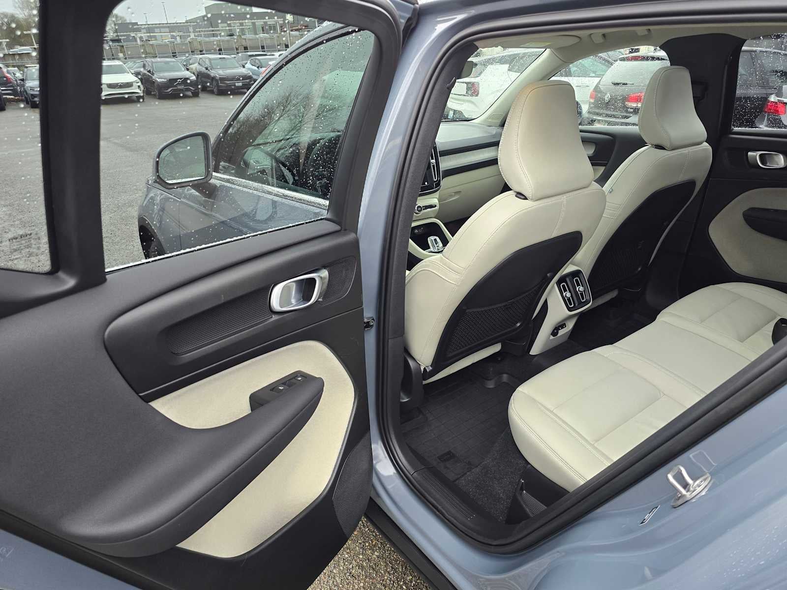 2023 Volvo XC40 Plus Bright Theme