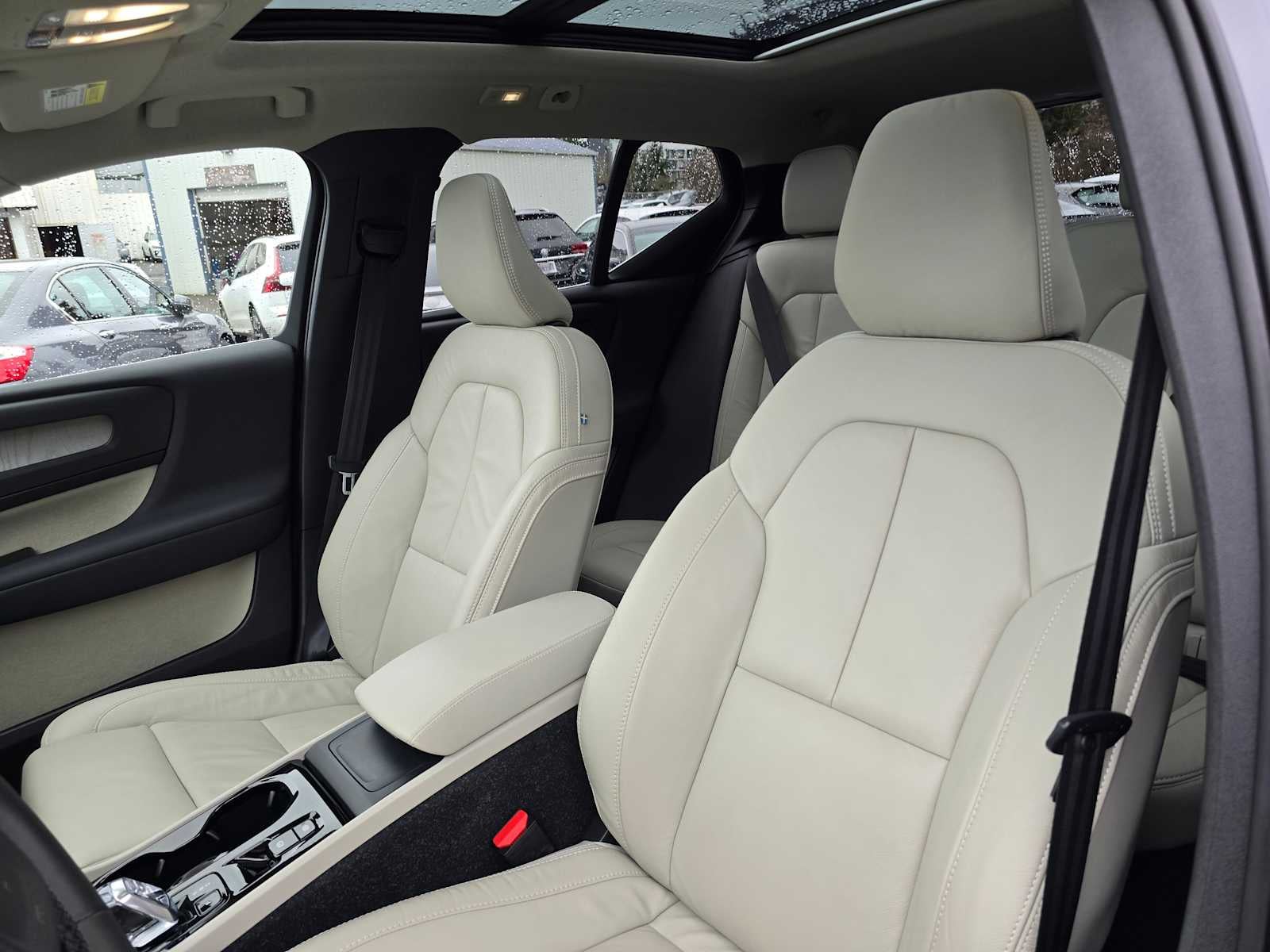 2023 Volvo XC40 Plus Bright Theme