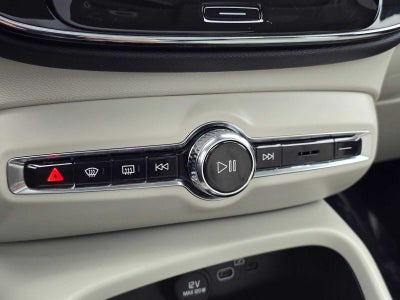 2023 Volvo XC40 Plus Bright Theme