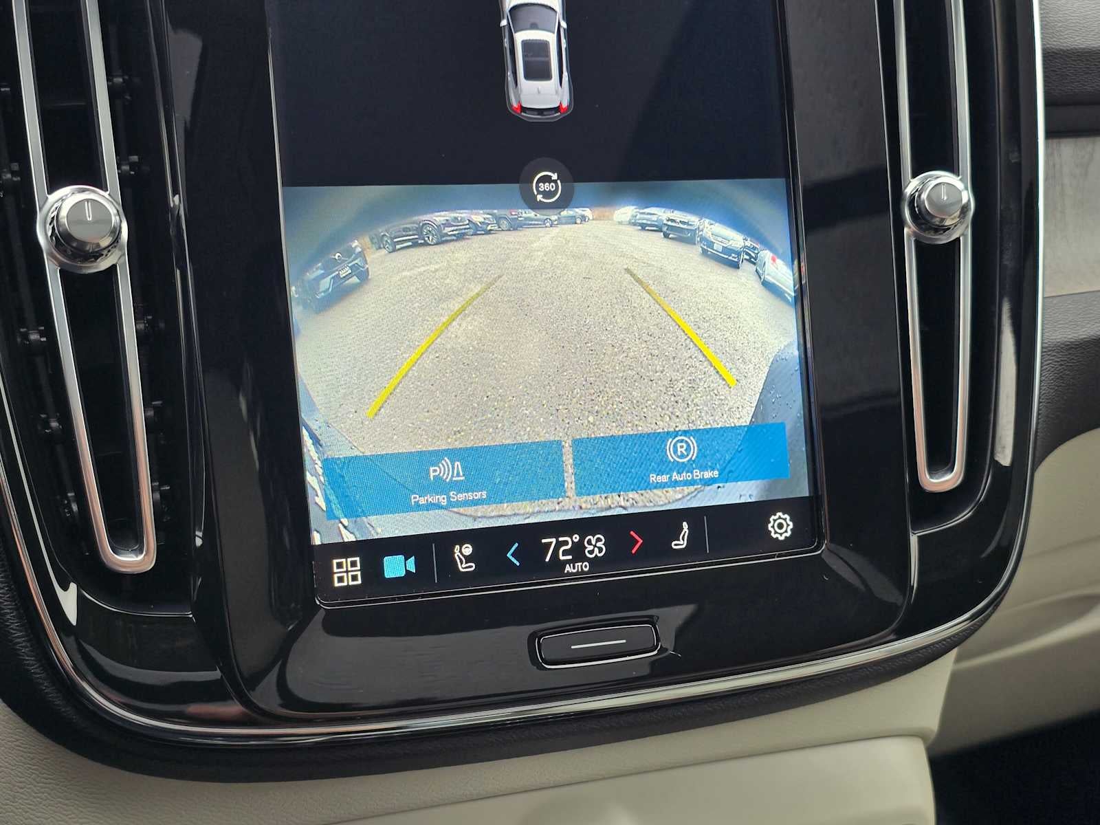 2023 Volvo XC40 Plus Bright Theme