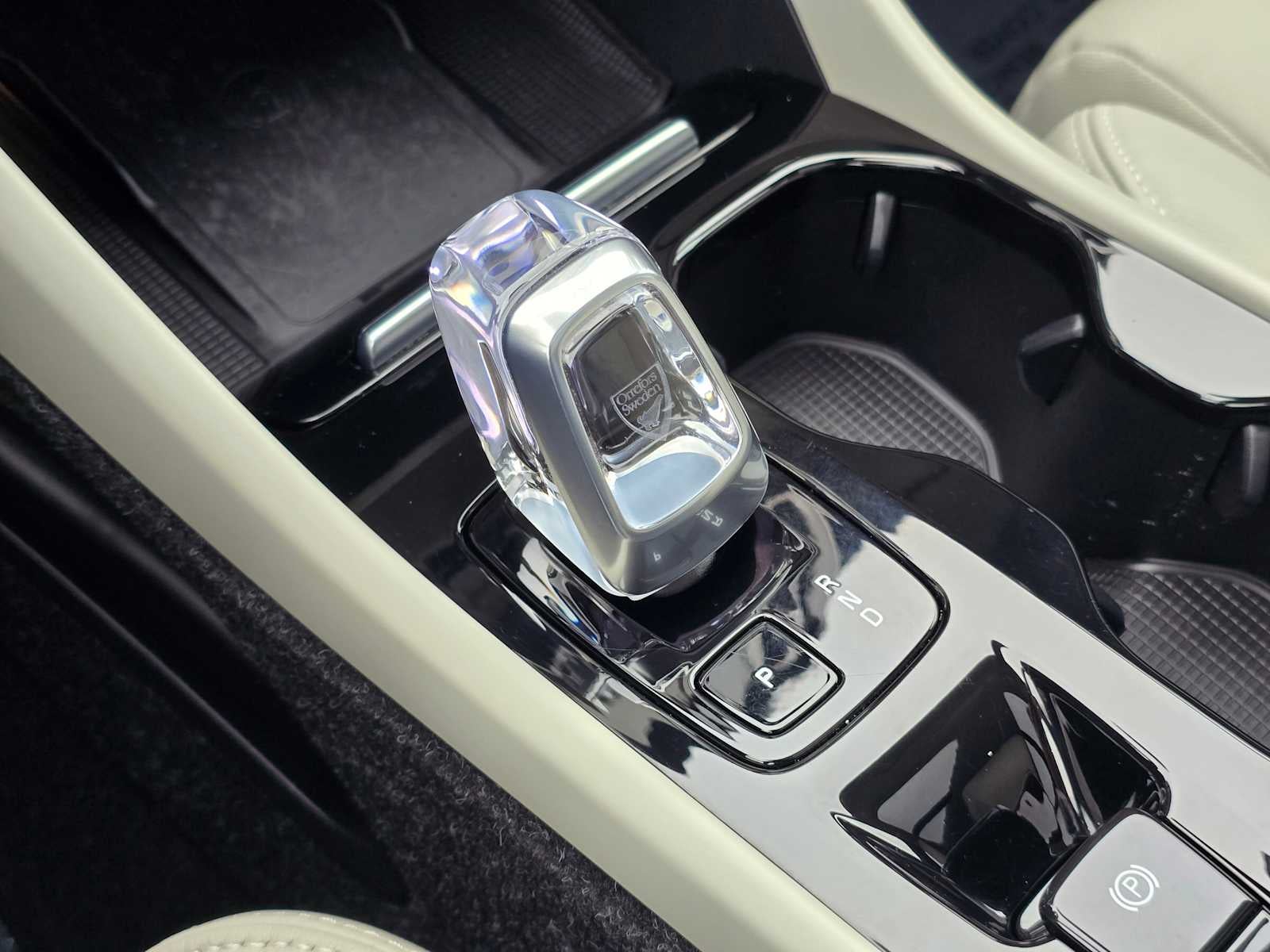 2023 Volvo XC40 Plus Bright Theme