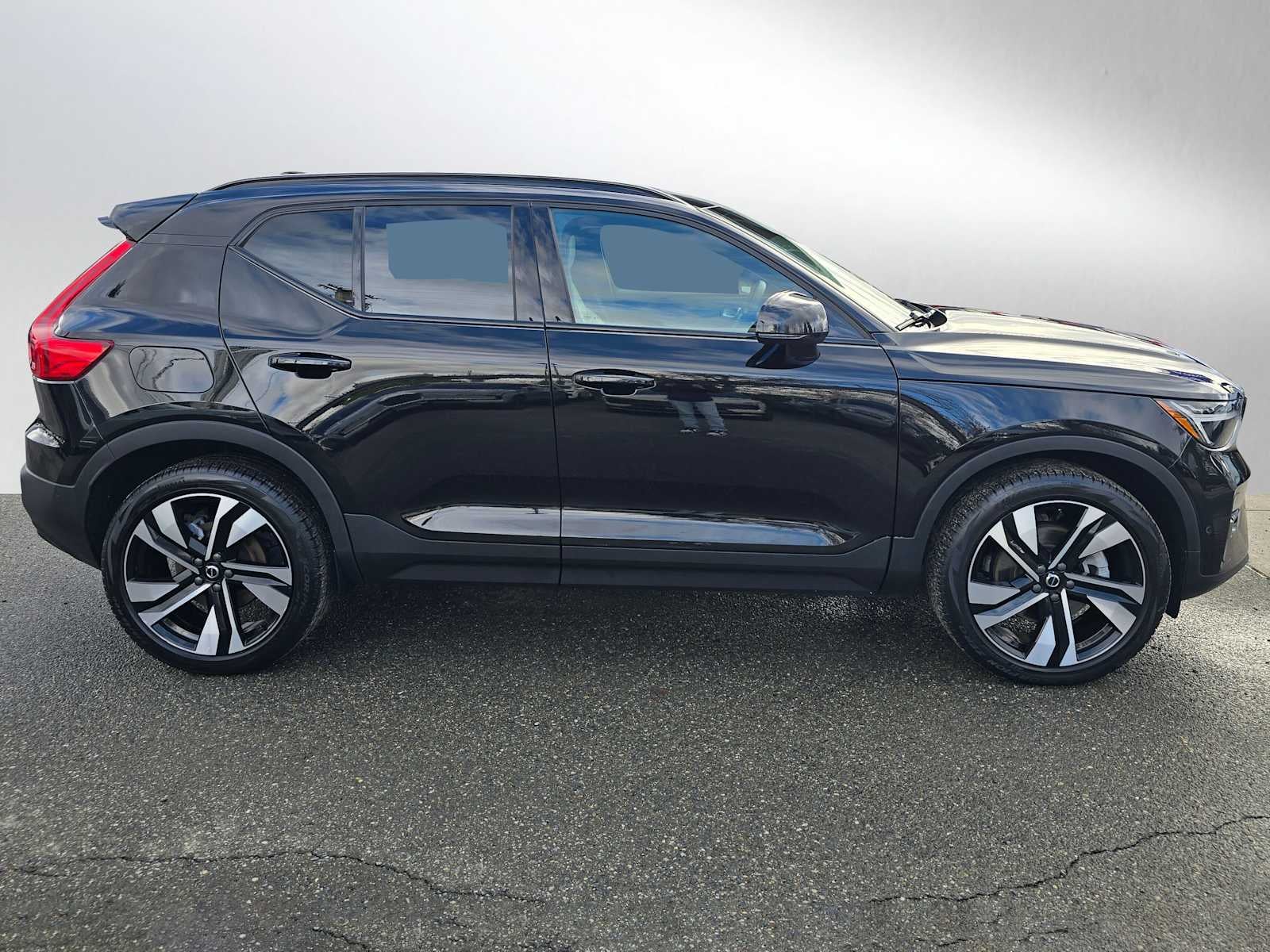 2023 Volvo XC40 Plus Dark Theme