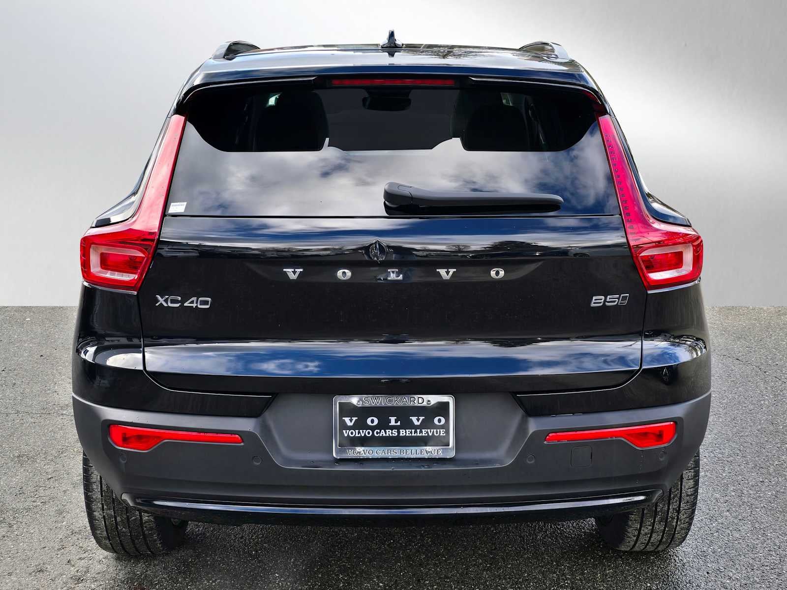 2023 Volvo XC40 Plus Dark Theme