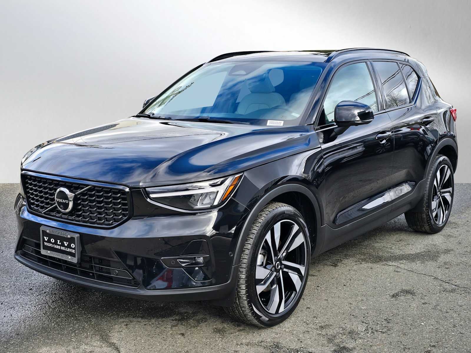 2023 Volvo XC40 Plus Dark Theme