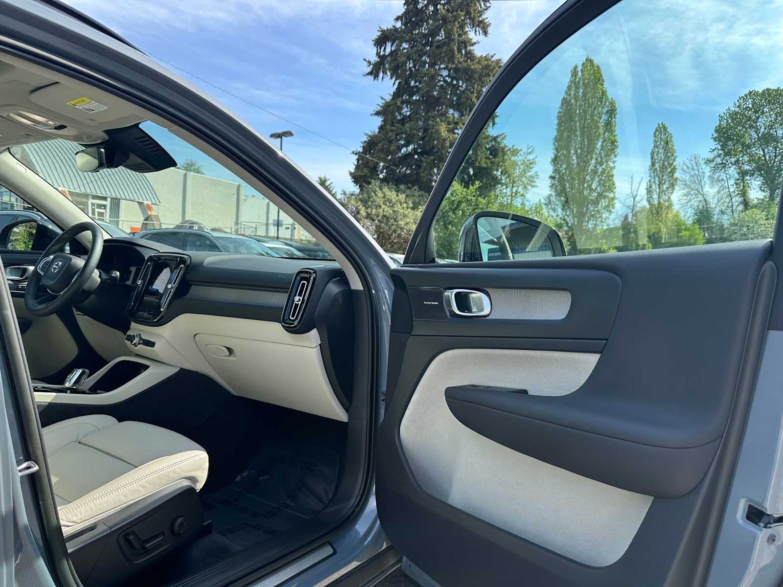 2023 Volvo XC40 Plus Dark Theme
