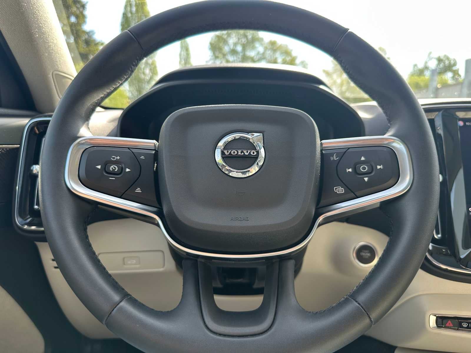 2023 Volvo XC40 Plus Dark Theme