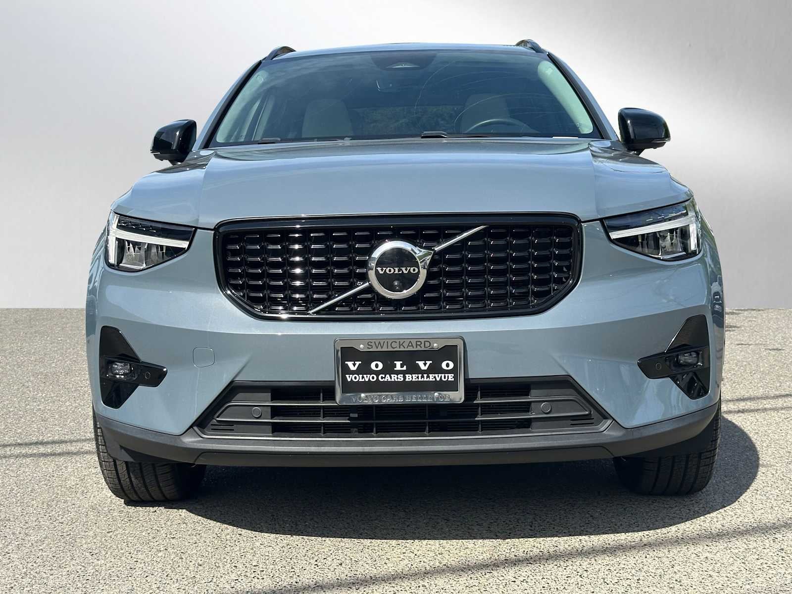 2023 Volvo XC40 Plus Dark Theme