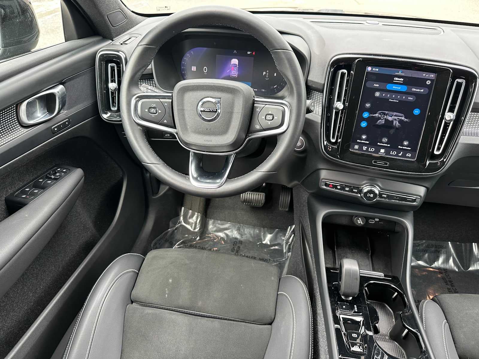 2023 Volvo XC40 Plus Dark Theme