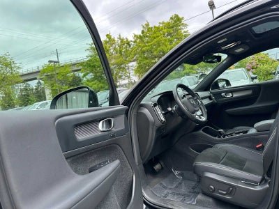 2023 Volvo XC40 Plus Dark Theme
