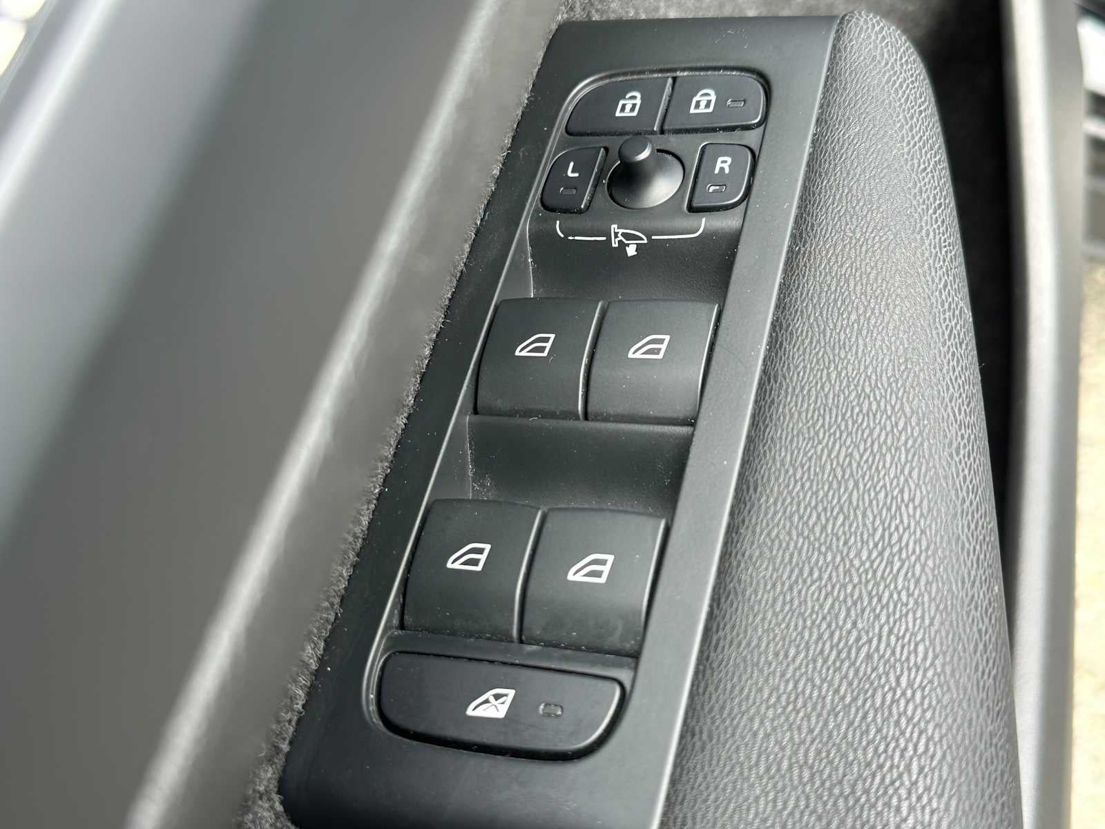 2023 Volvo XC40 Plus Dark Theme