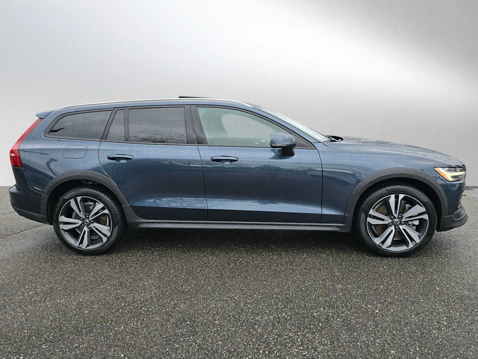2025 Volvo V60 Cross Country Plus