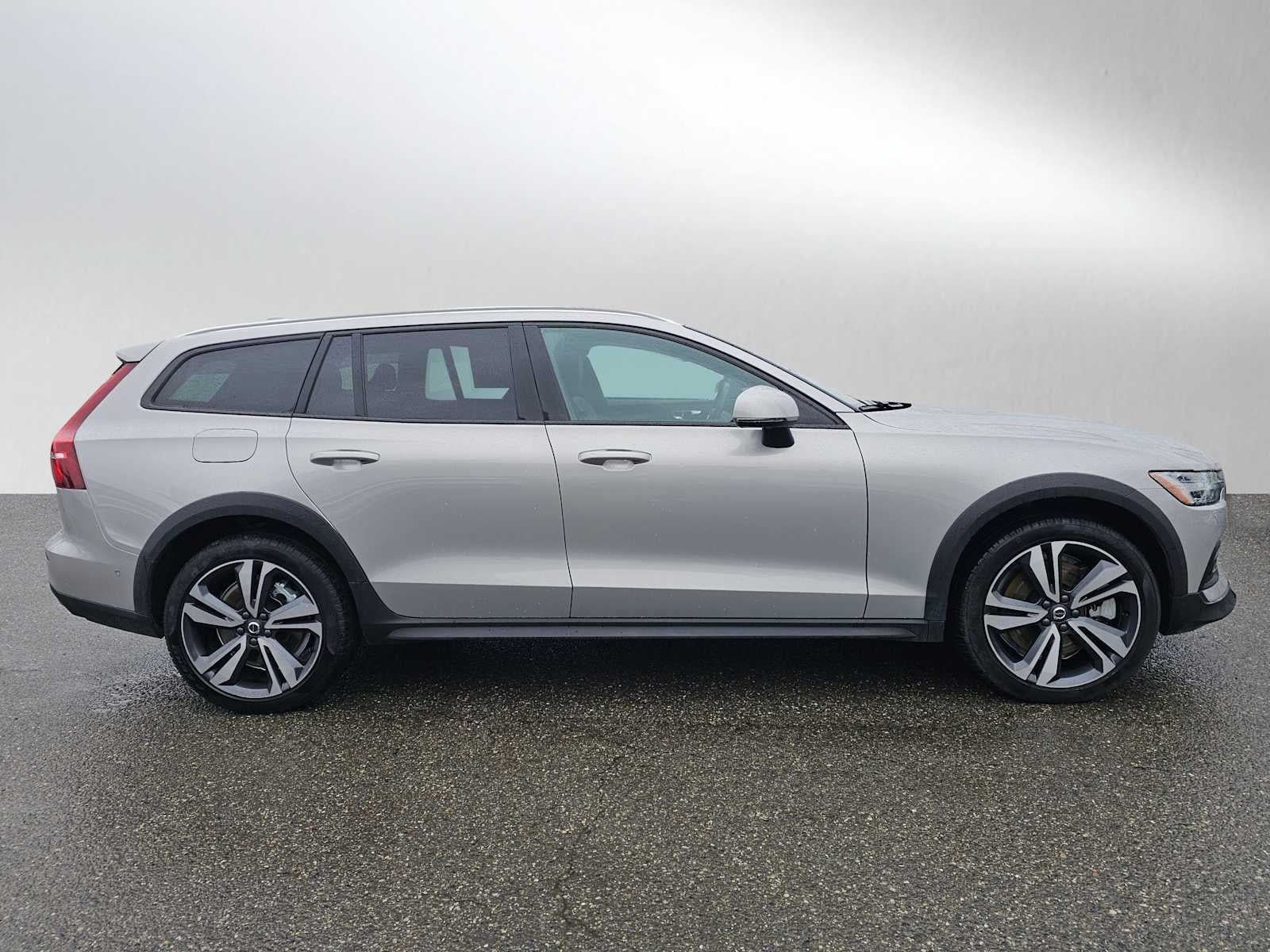 2025 Volvo V60 Cross Country Plus