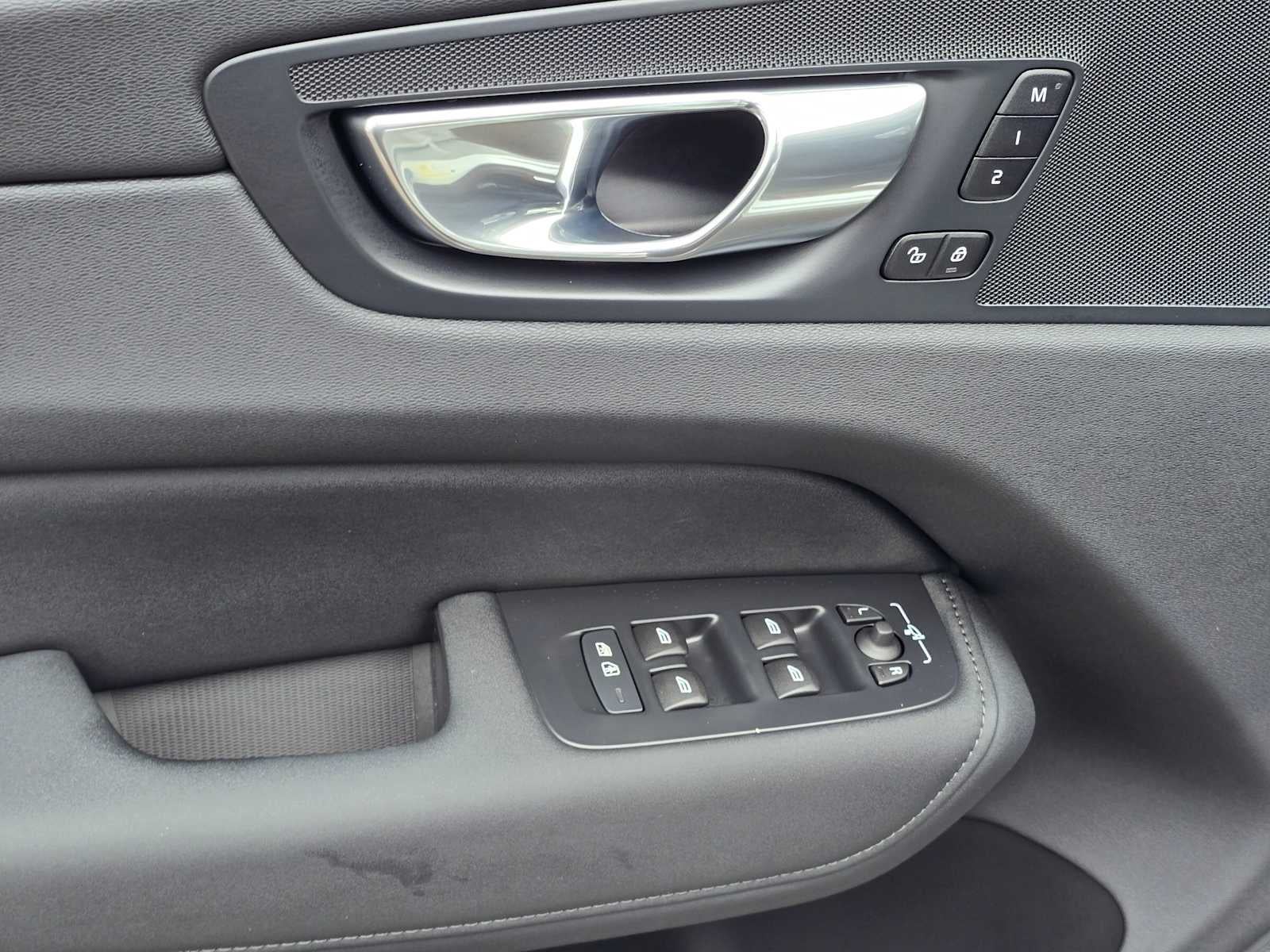 2026 Volvo XC60 Plus