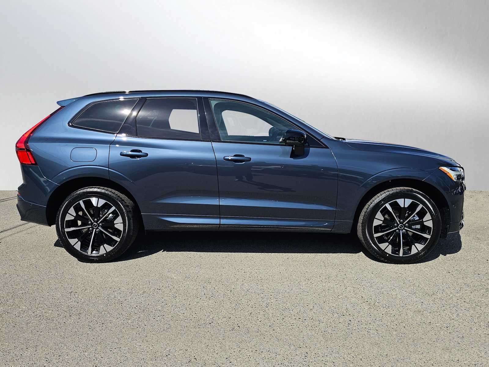 2026 Volvo XC60 Plus