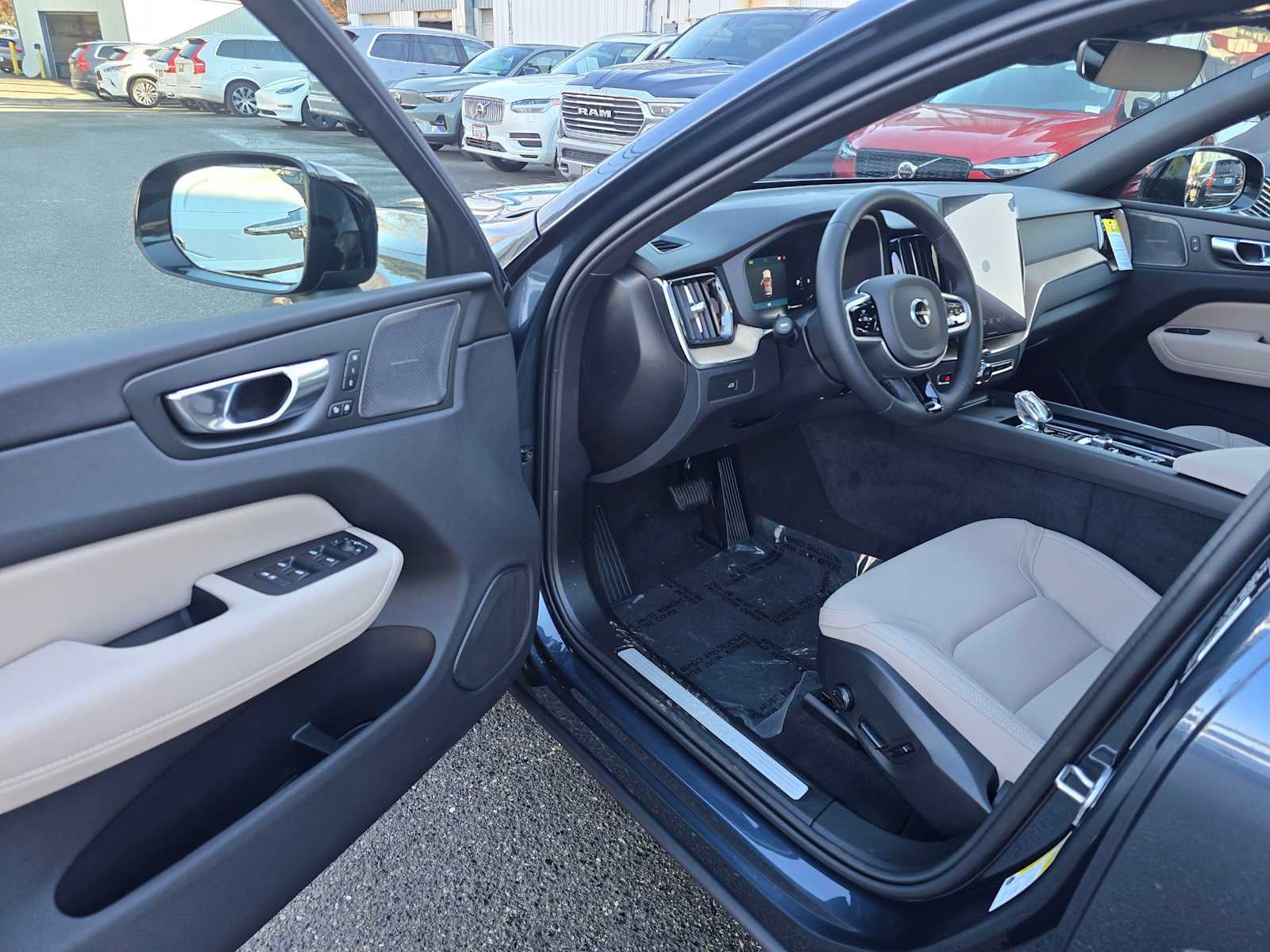 2026 Volvo XC60 Plus