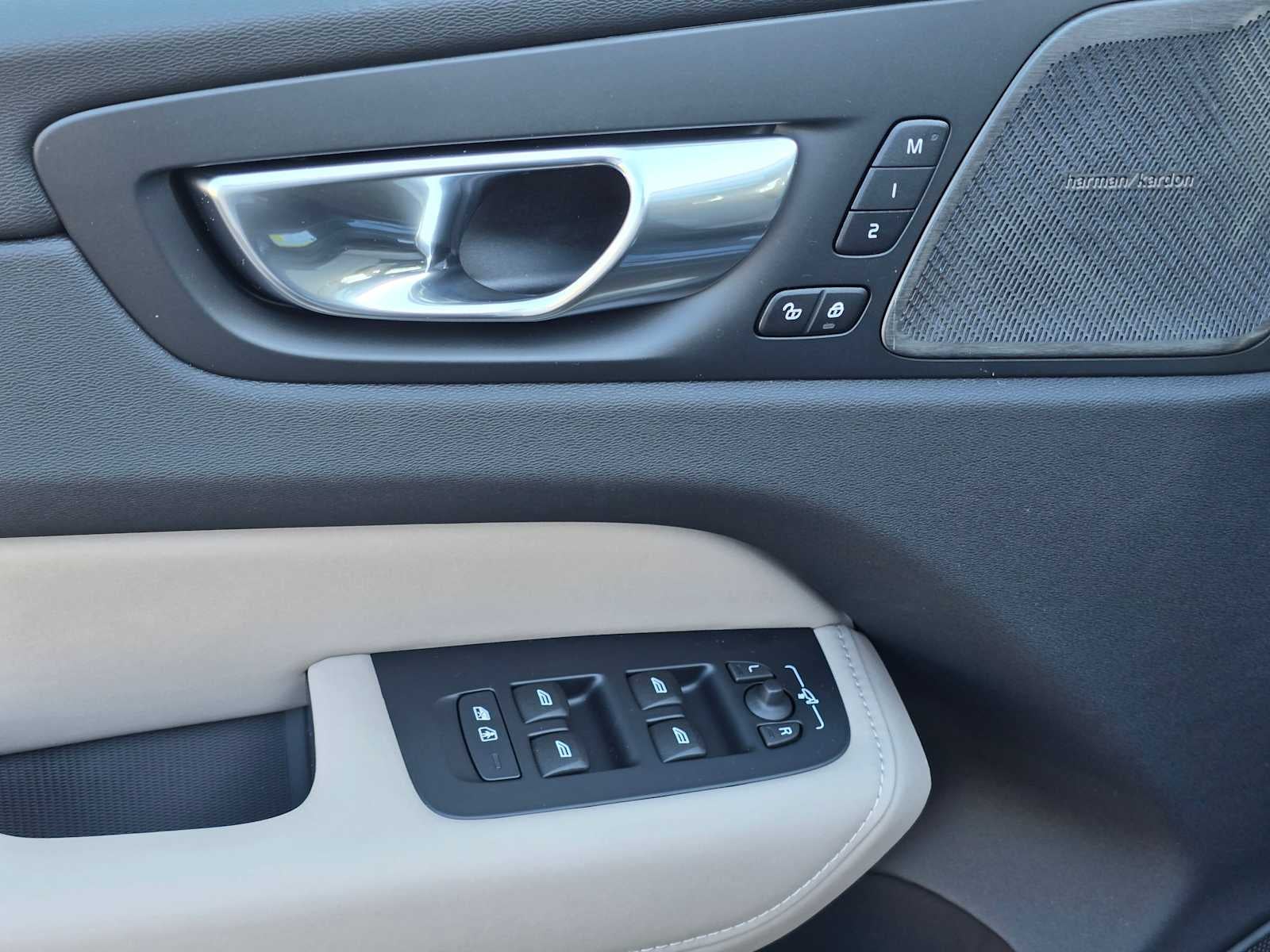 2026 Volvo XC60 Plus