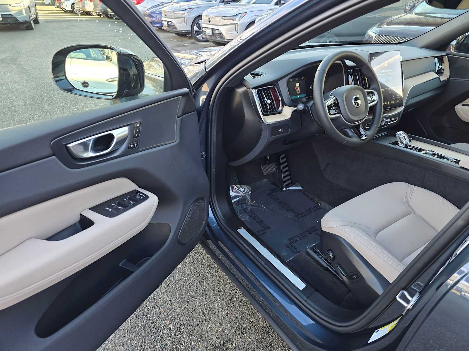 2026 Volvo XC60 Plus