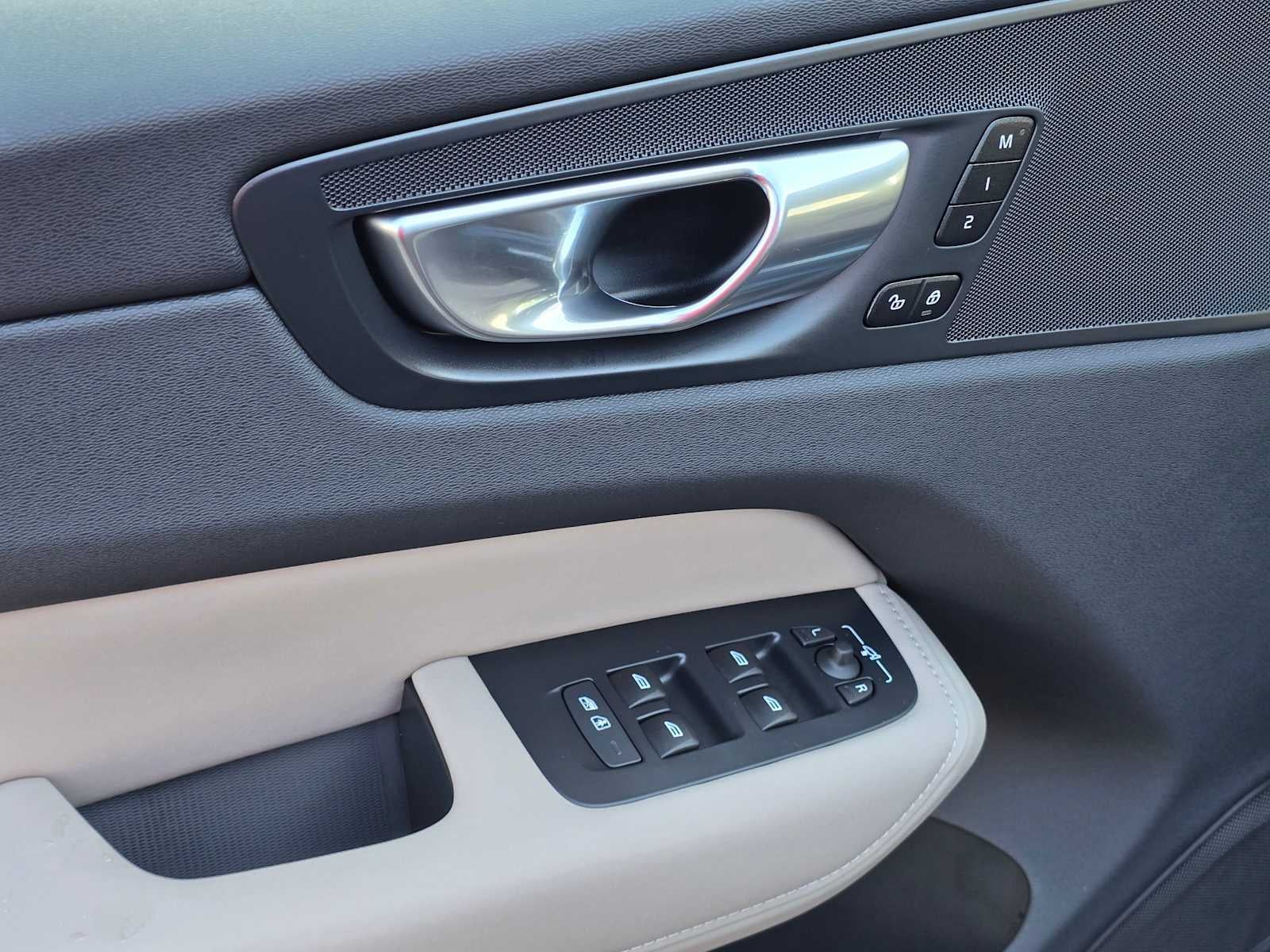 2026 Volvo XC60 Plus