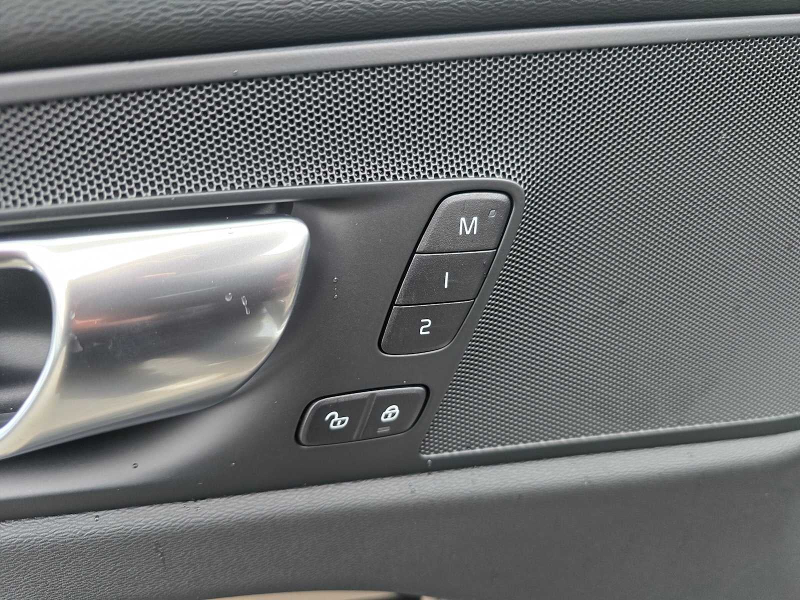 2026 Volvo XC60 Plus