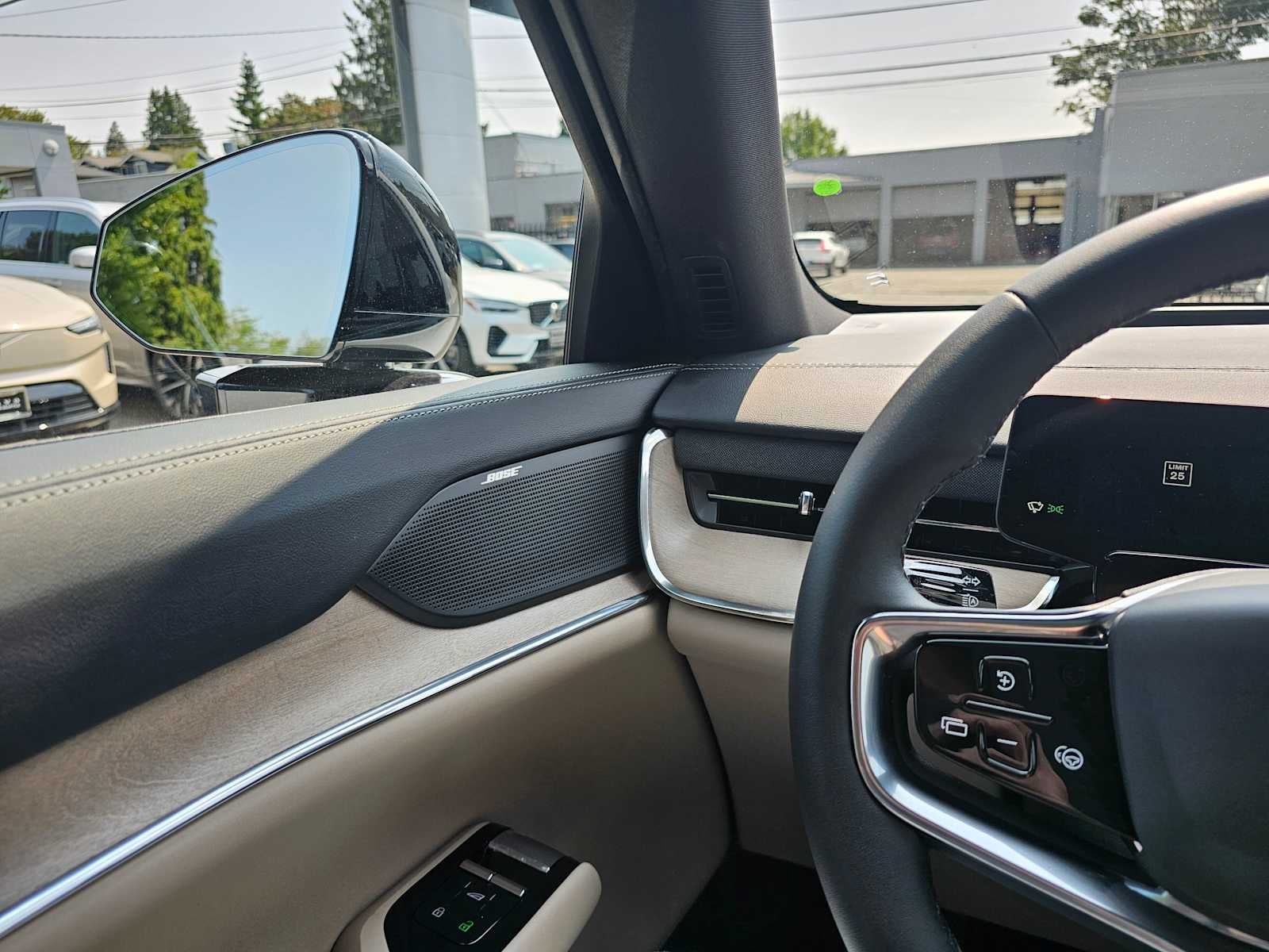 2025 Volvo EX90 Plus