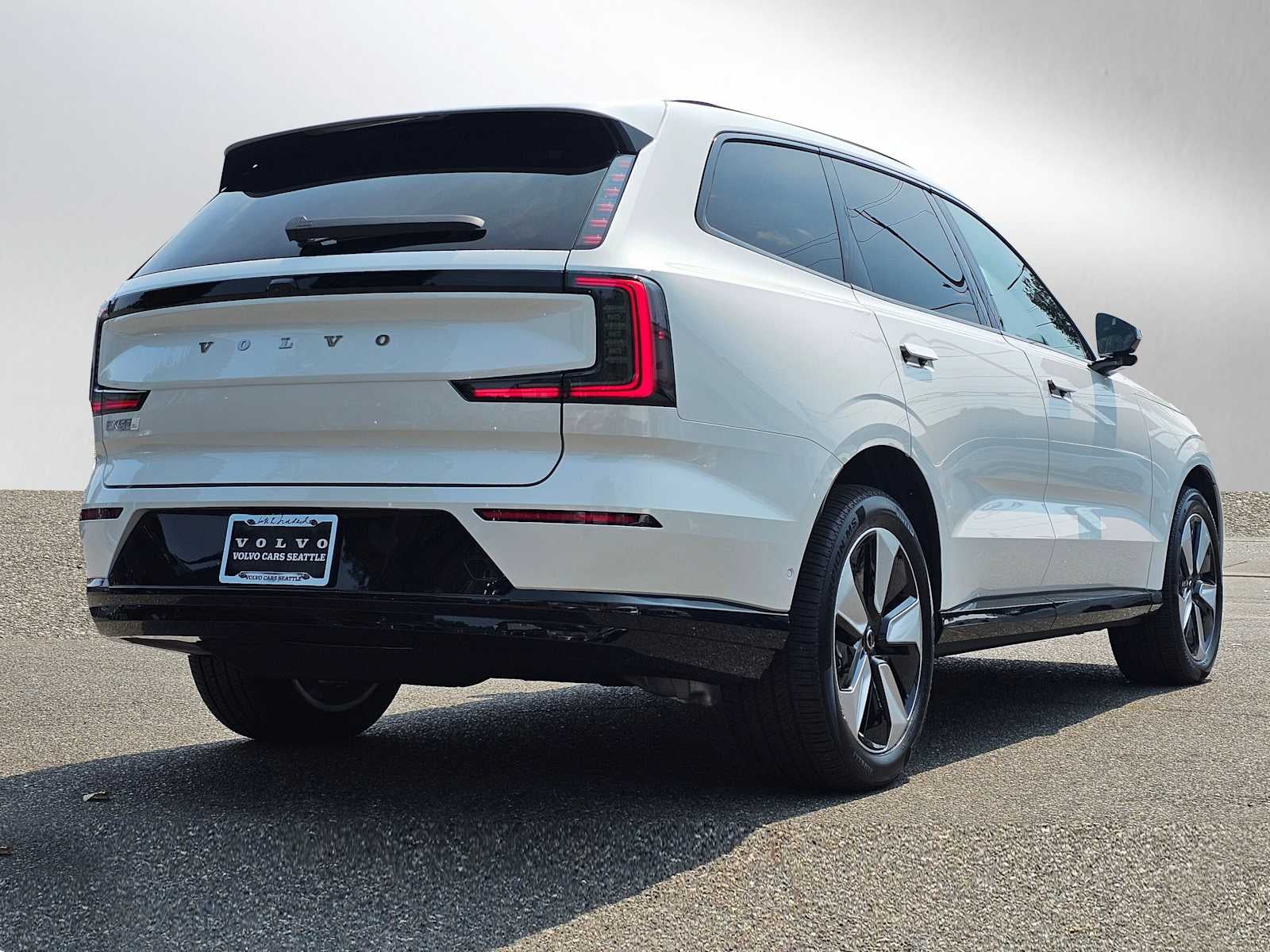 2025 Volvo EX90 Plus