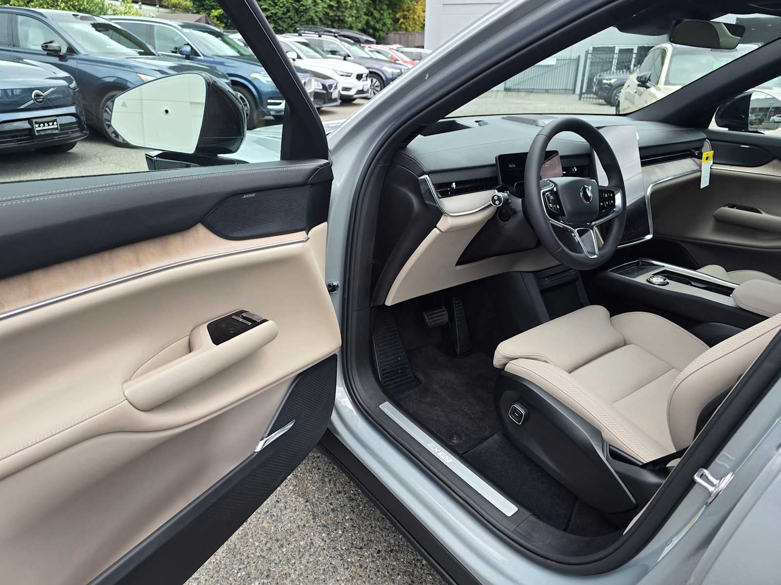 2025 Volvo EX90 Plus