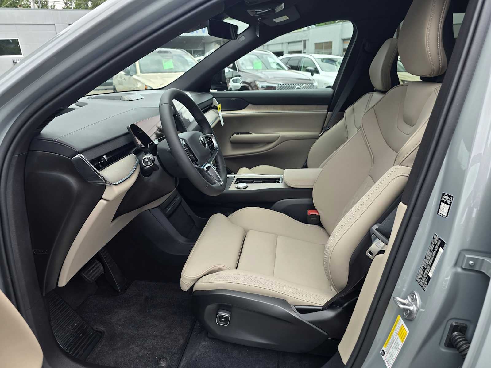 2025 Volvo EX90 Plus