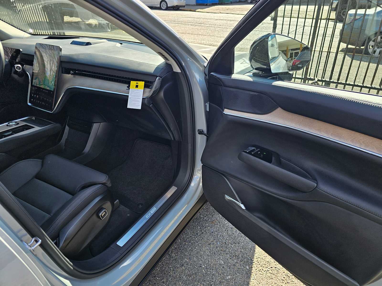 2025 Volvo EX90 Plus