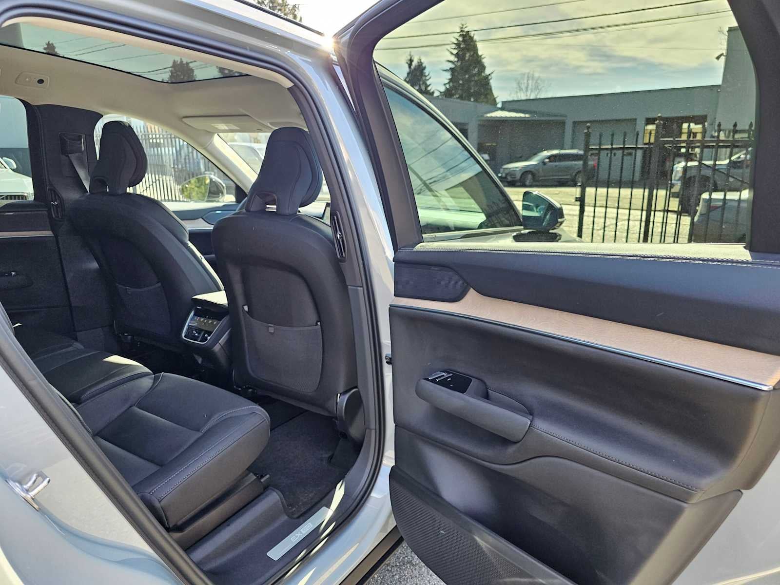 2025 Volvo EX90 Plus